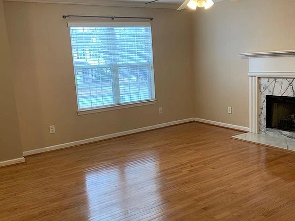 4th image of 1076 Yellow River Dr
