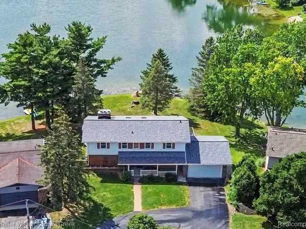 5342 Red Fox Dr, Brighton, MI 48114
