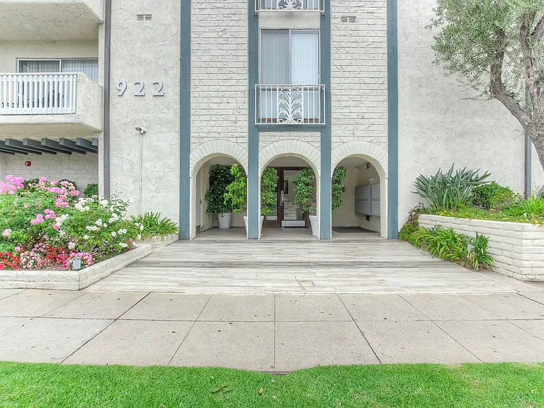 922 S. Barrington — Photo 12