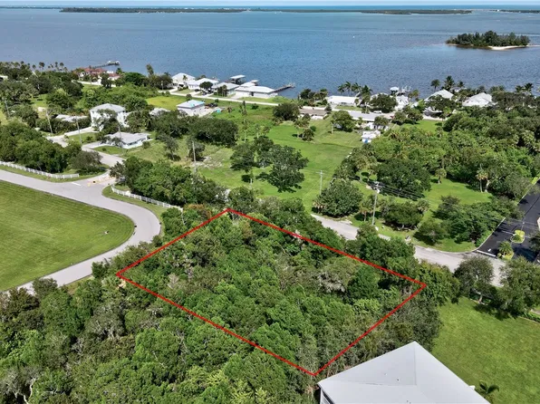 7705 Grand Oak Cir, Sebastian, FL 32958