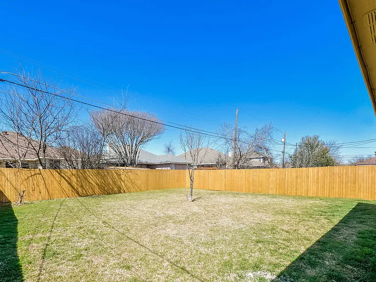717 Rockett Ln — Photo 16