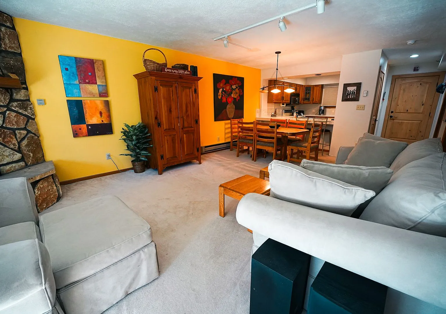 In town condo! Walk to gondola! Ski season will be the best! In town 2 bed/2 bath available start... — Photo 3