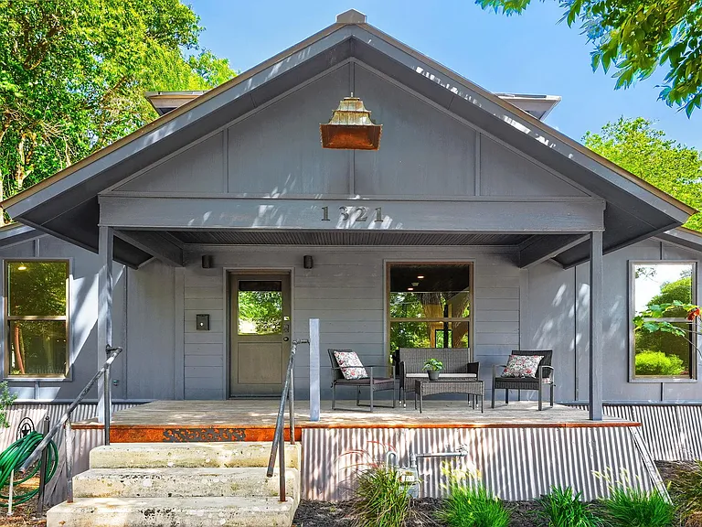 1321 W San Antonio St — Photo 2