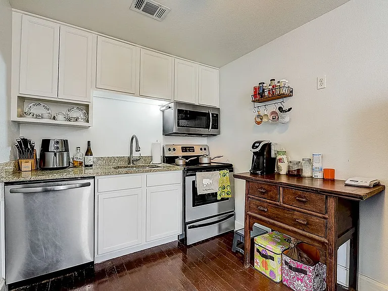 3256 Greene Ave — Photo 2