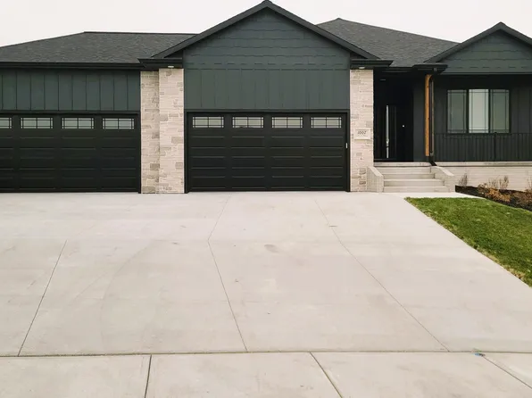 1007 W 64th Street Pl, Kearney, NE 68845
