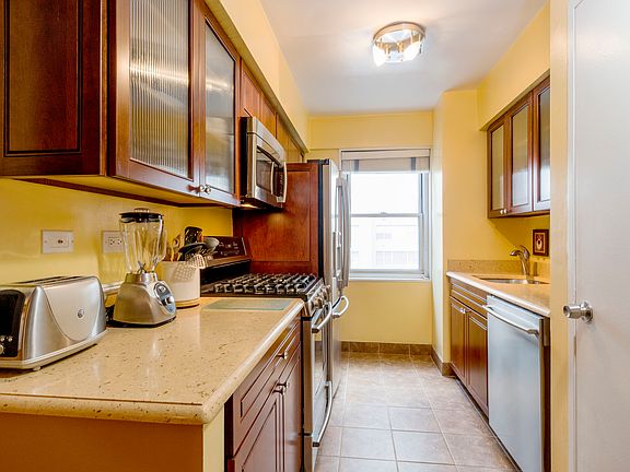 3rd image of 100 W 57th St APT 6H