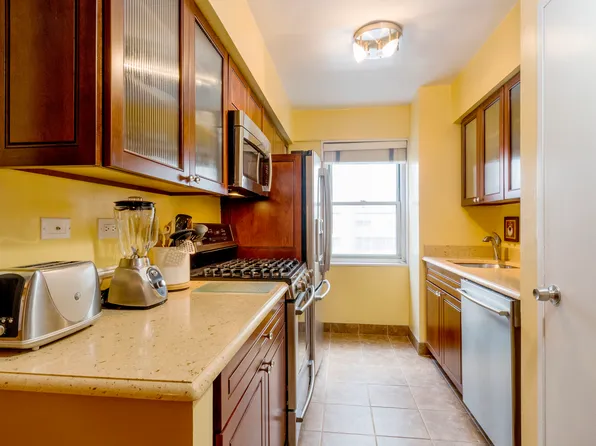 100 West 57th Street image 2 of 4