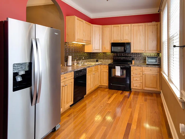 504 E 6th St #202 — Photo 11