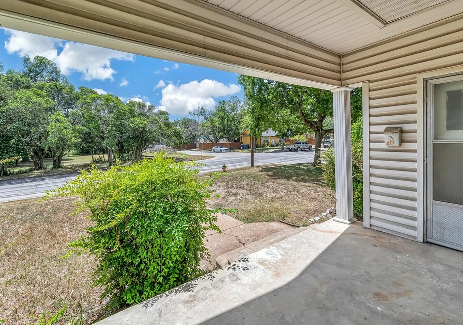 Spacious 3 Bed - 1 Bath House Near Downtown — Photo 3