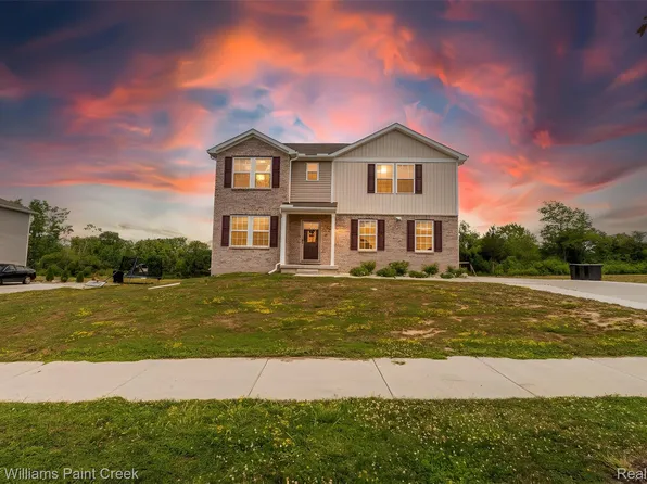 8353 N Oaks Ct, Grand Blanc, MI 48439