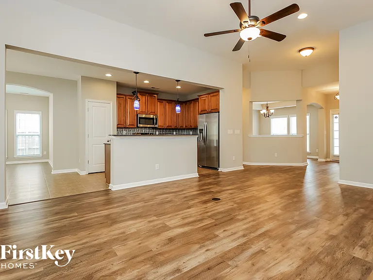 242 Mayfield Dr — Photo 4
