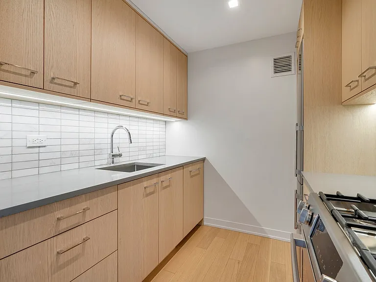 1 Columbus Pl #N7C — Photo 10