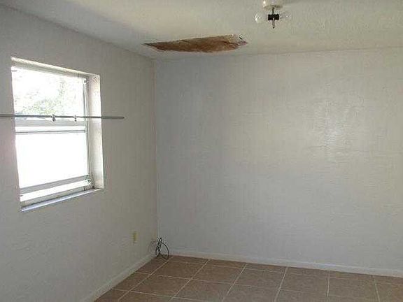 572 Berkshire - flex room