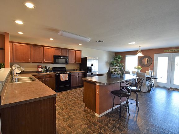 5th image of 933 Iona Dr