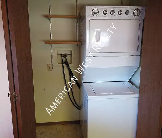 919 Van Pl — Photo 5