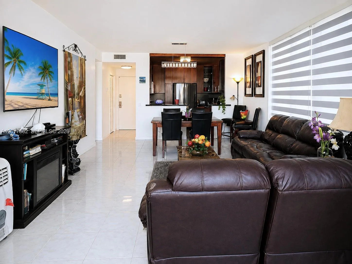 Alexander Towers Condo — Photo 4