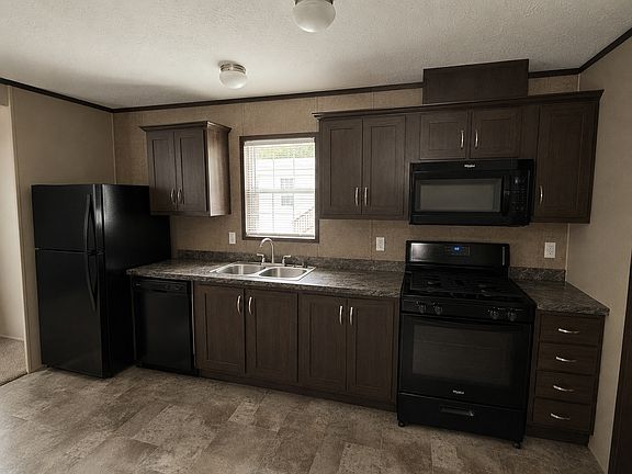 2nd image of 184 Lakeshore Cir