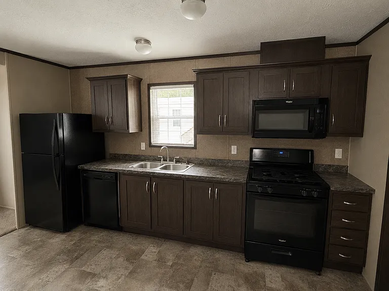 184 Lakeshore Cir — Photo 2