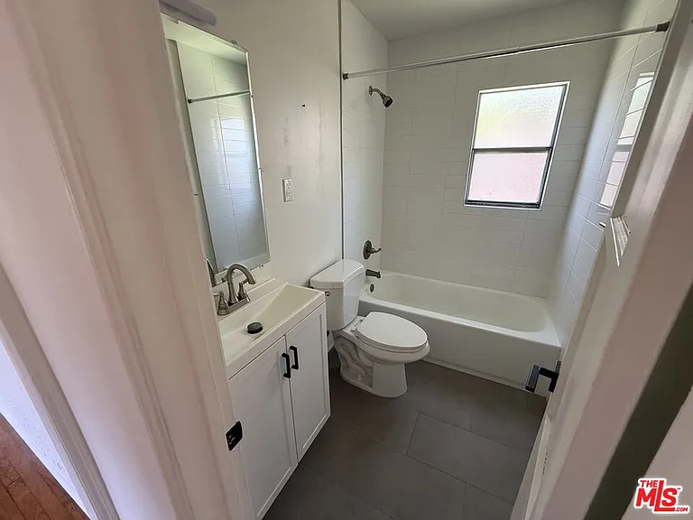 802 Superba Ave — Photo 8
