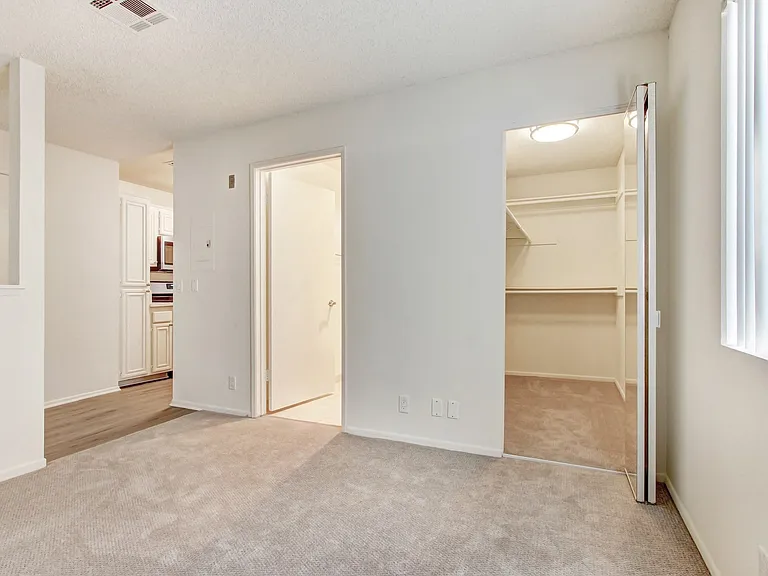 11325 Morrison St — Photo 36