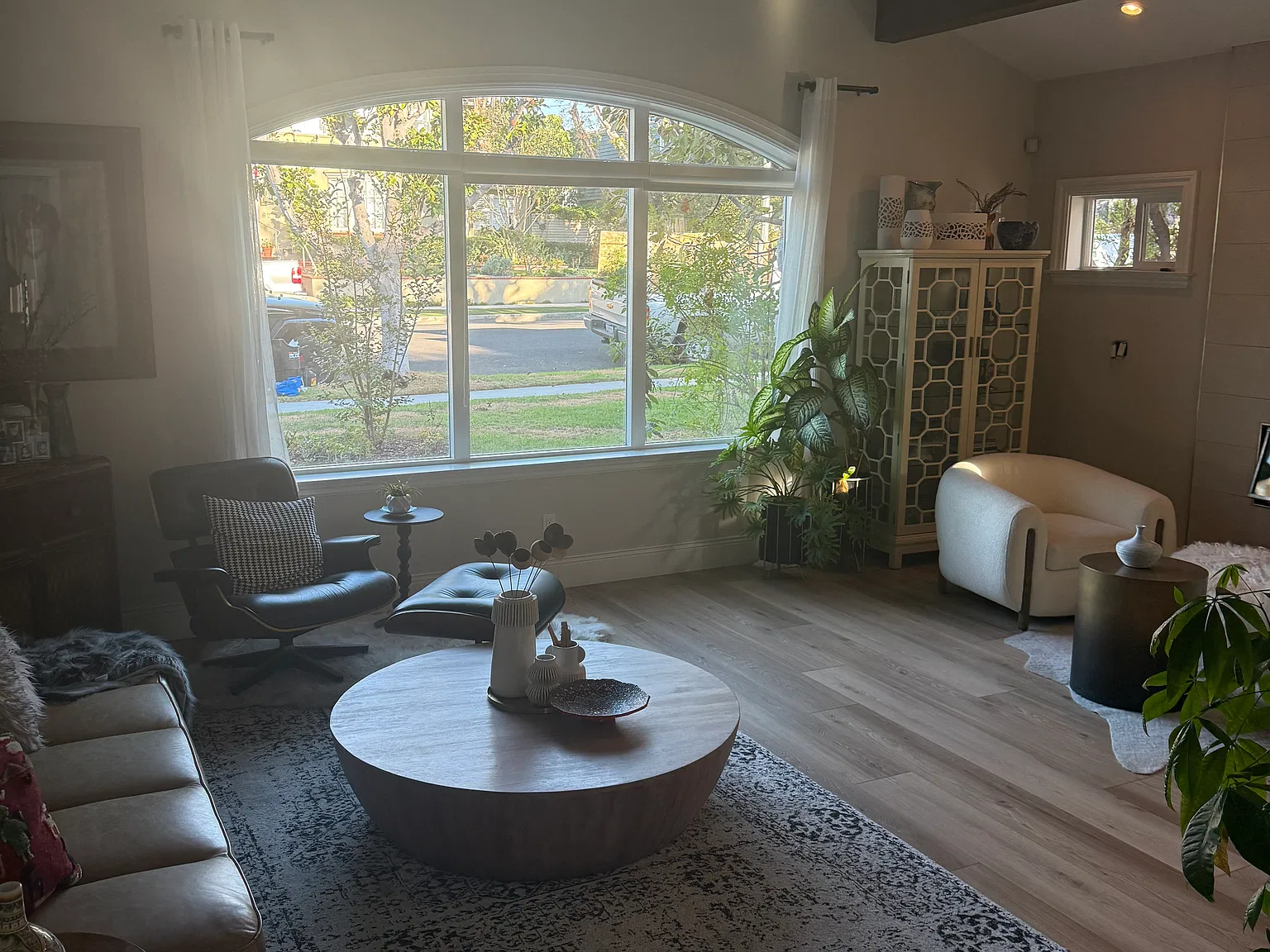 4 bed, 3205 sqft, $10,000 — Photo 2