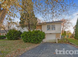 1045 Brush Hill Ln, Lake Zurich, IL 60047
