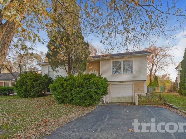 1045 Brush Hill Ln, Lake Zurich, IL 60047