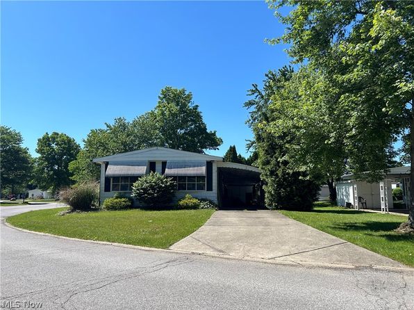 3 Trolleyview Ln, Olmsted Falls, OH 44138