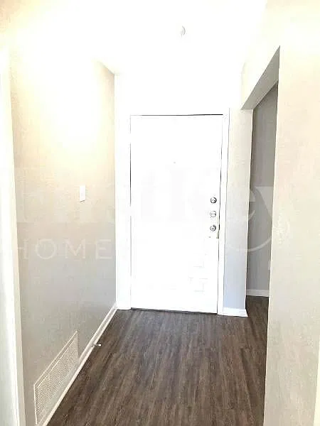 3 bed, 2.0 bath, 2032 sqft, $2,545 — Photo 2