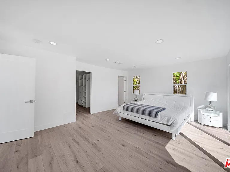 23500 Aetna St — Photo 7