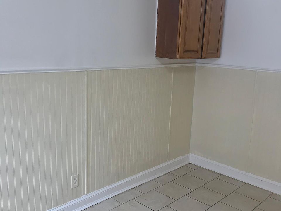 Kitchen w. extra cabinet