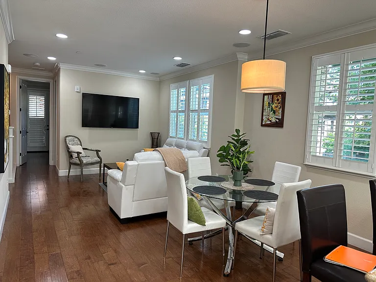 496 Rialto Pl — Photo 3