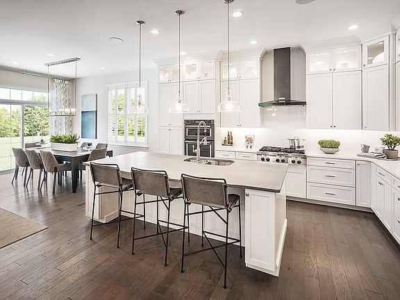 Spacious kitchen with breakfast area