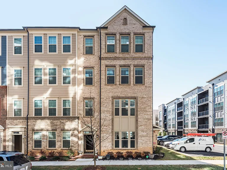 813 Rockwell Ave — Photo 1