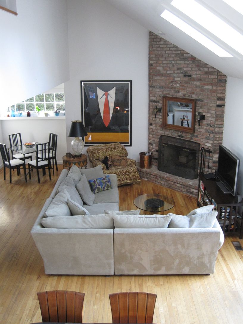 Living area and breakfast nook 