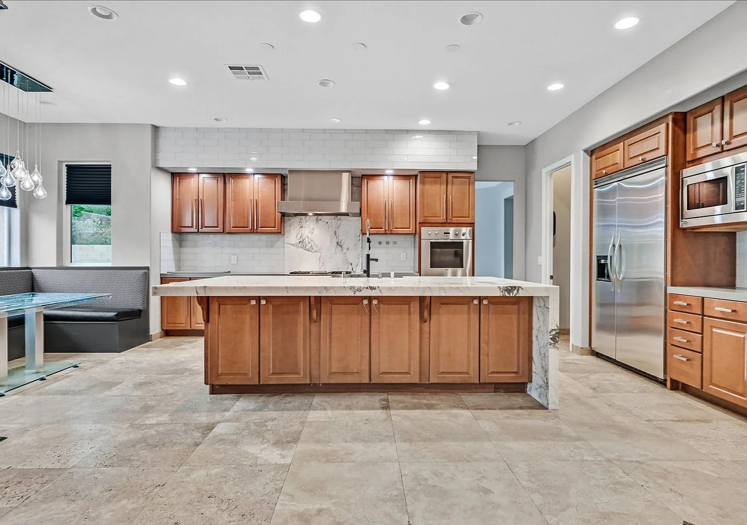Fully Upgraded 5 Bedroom 4.5 Bathroom in Guard Gated Foothills Community! — Photo 4