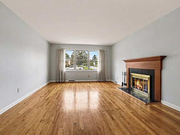 3rd image of 5215 Grosse Pointe St