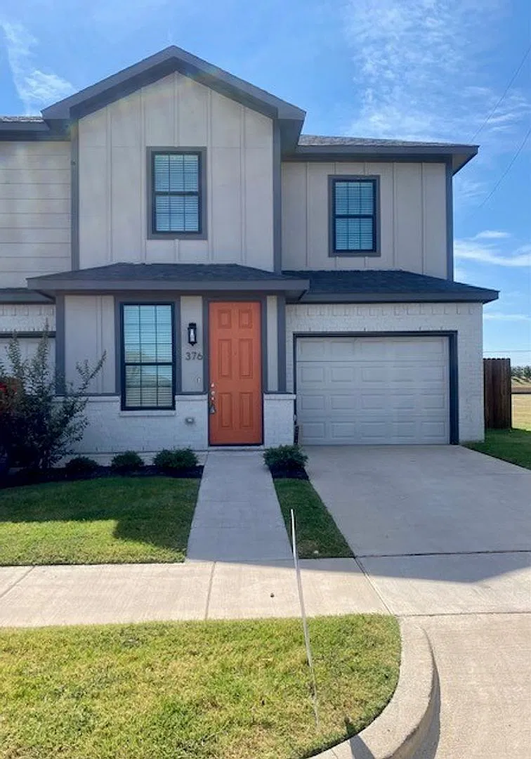 Large Townhome on corner lot — Photo 1