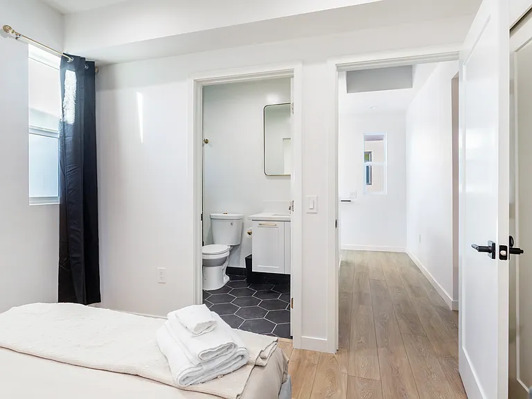 1227 N June St #B — Photo 3