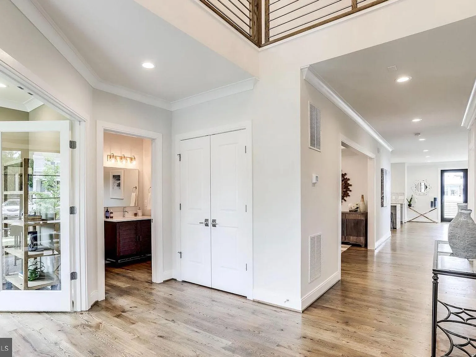6 bed, 6.5 bath, 5787 sqft, $7,800 — Photo 2