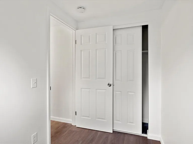 Burke Crest Apartments — Photo 20