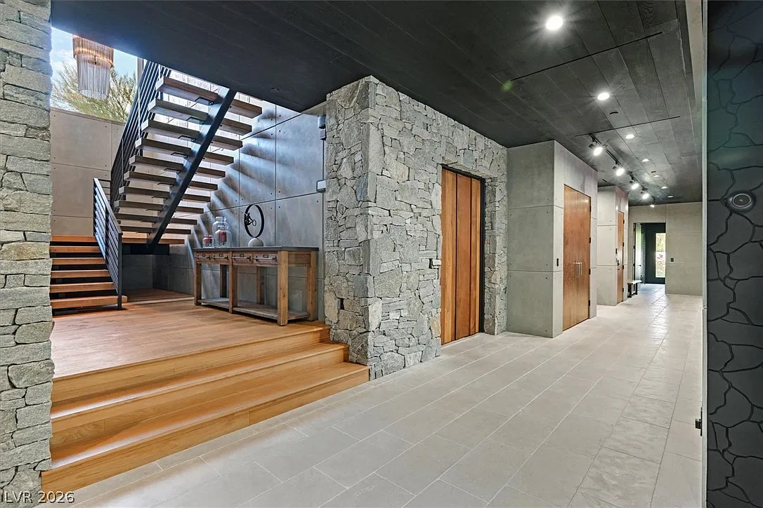 5 bed, 5.5 bath, 5113 sqft, $30,000 — Photo 2