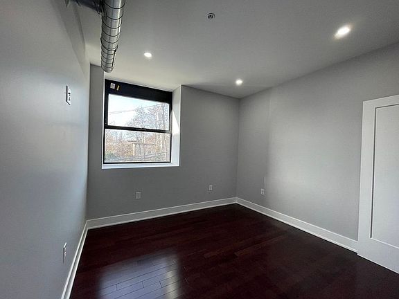 3rd image of 302 Richmond St #I2