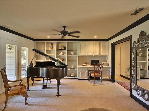 3rd image of 1517 Woodridge Dr