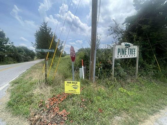 4th image of 141 Pine Tree Cir