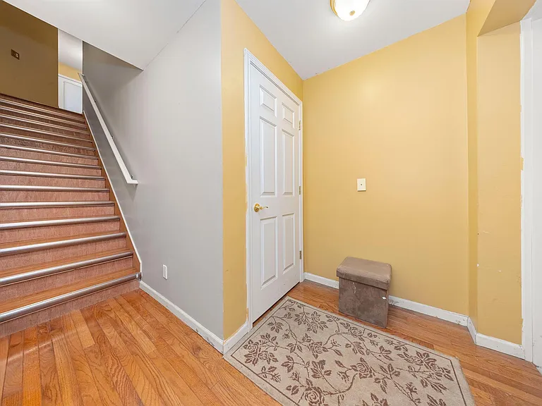 160 Tiffany Ln — Photo 6