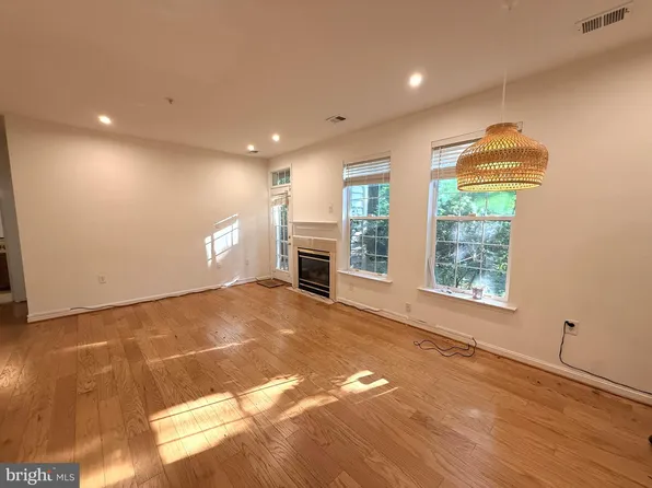 1300 Windleaf Dr #K-154, Reston, VA 20194