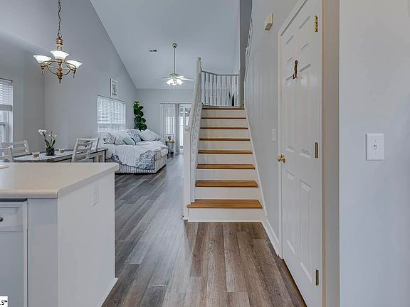 5th image of 72 Ridgestone Cir