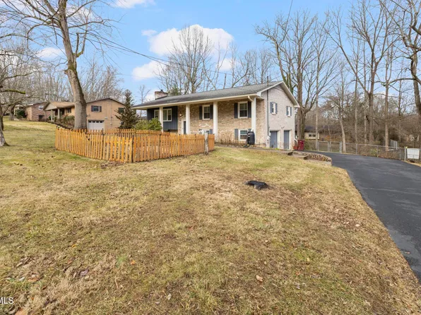 1108 Ridgecrest Rd, Johnson City, TN 37604