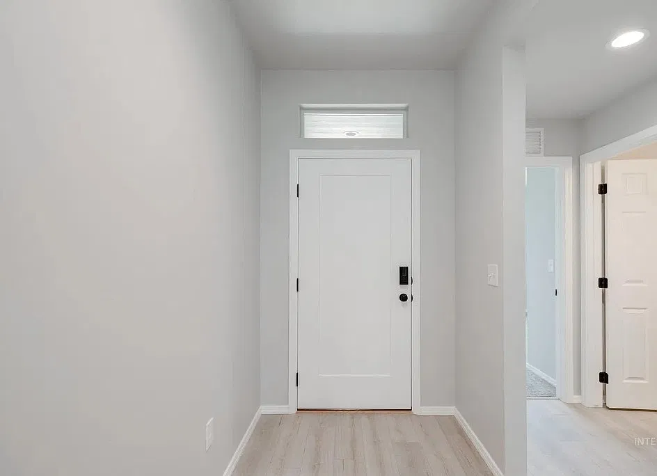 1669 Southwest Pegasus Peak Ave - - — Photo 2
